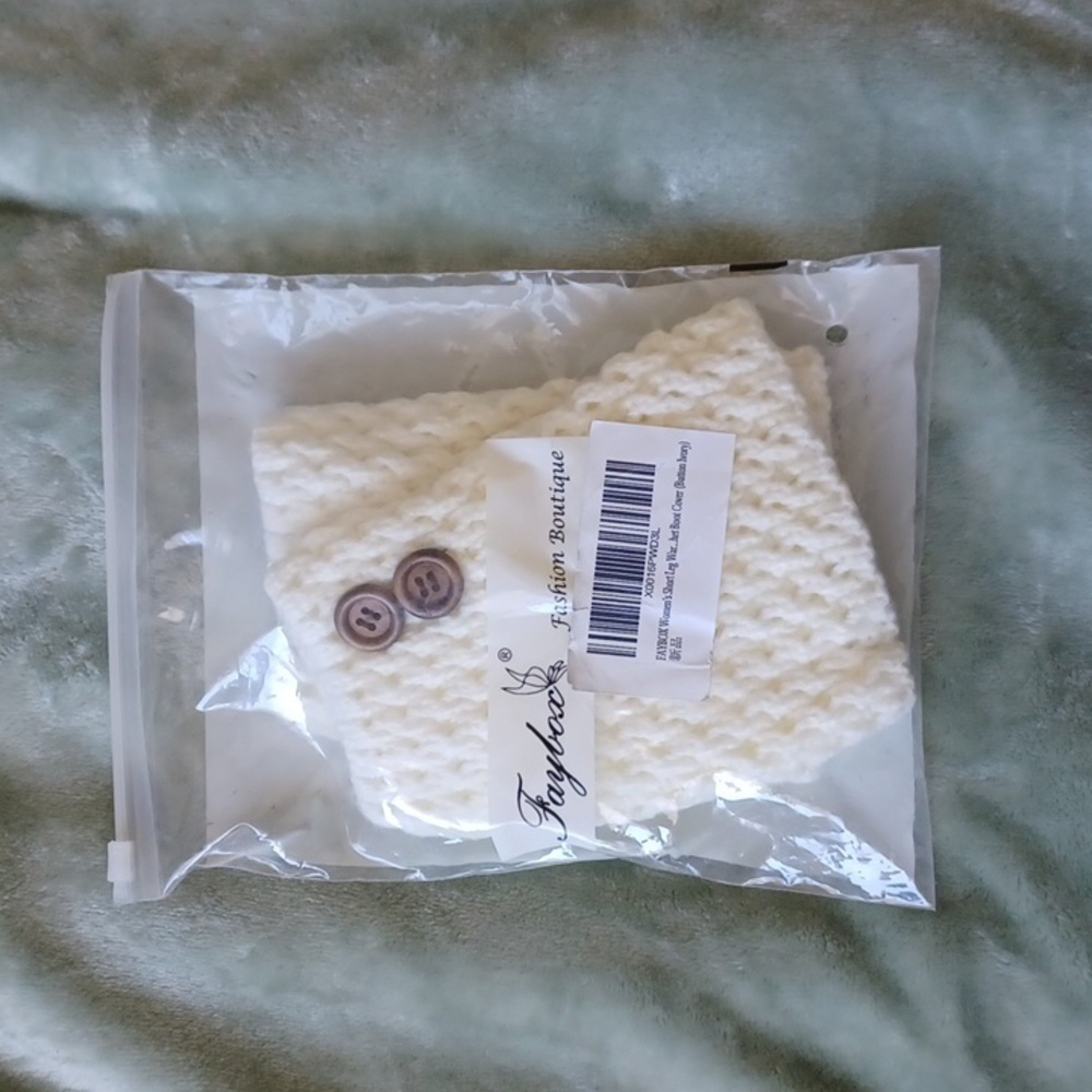NIP Womans Short Ivory Boot Covers With Buttons